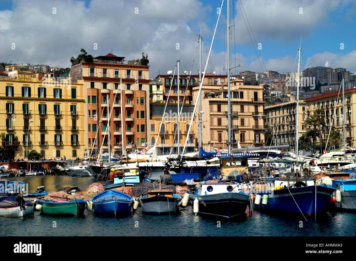 Napoli Sottosopra Chiaia Apartment Luaran gambar